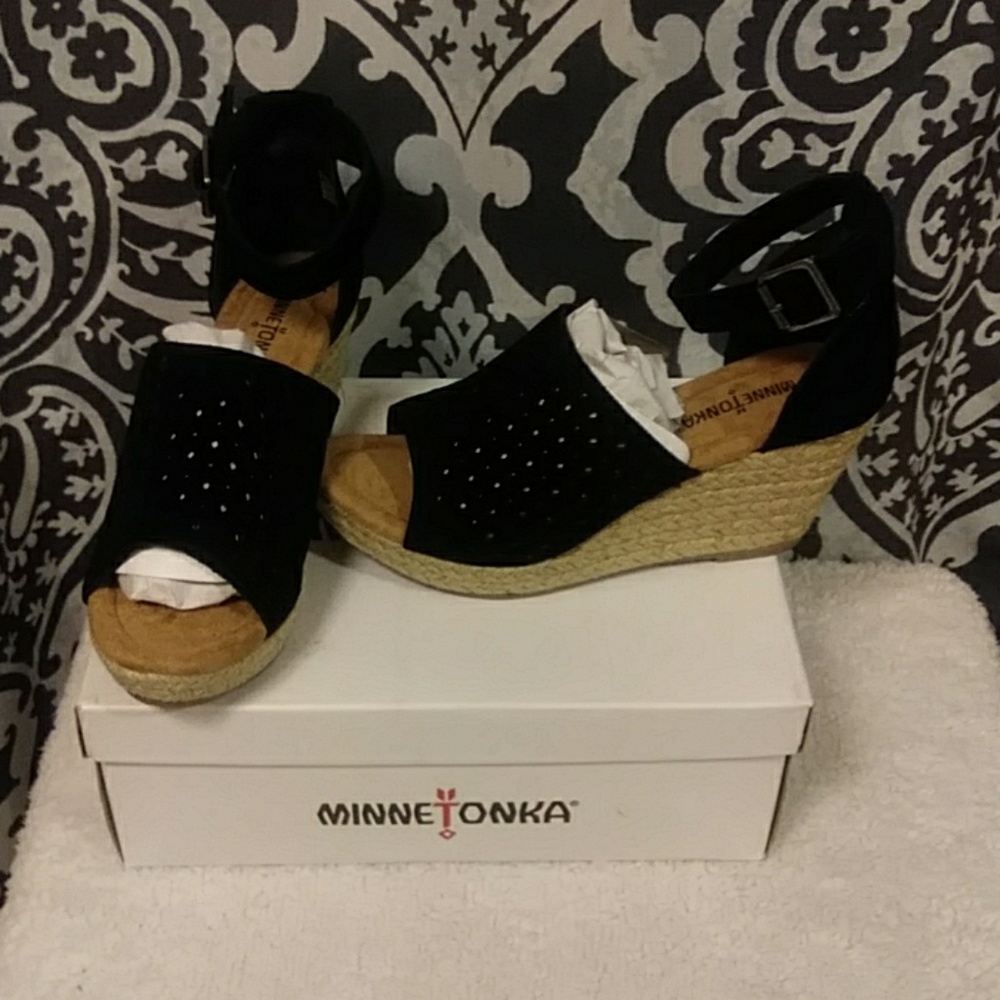 NIB Minnetonka Women's Bell Wedge Sandal